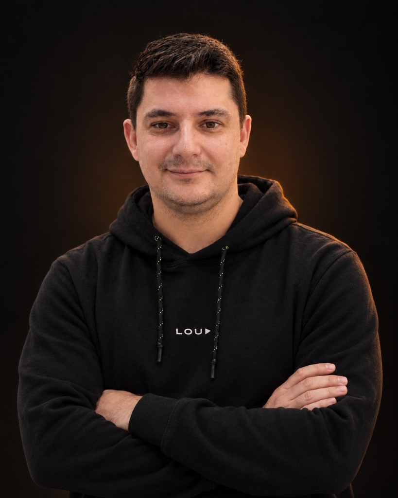 Junior Lima de braços cruzados