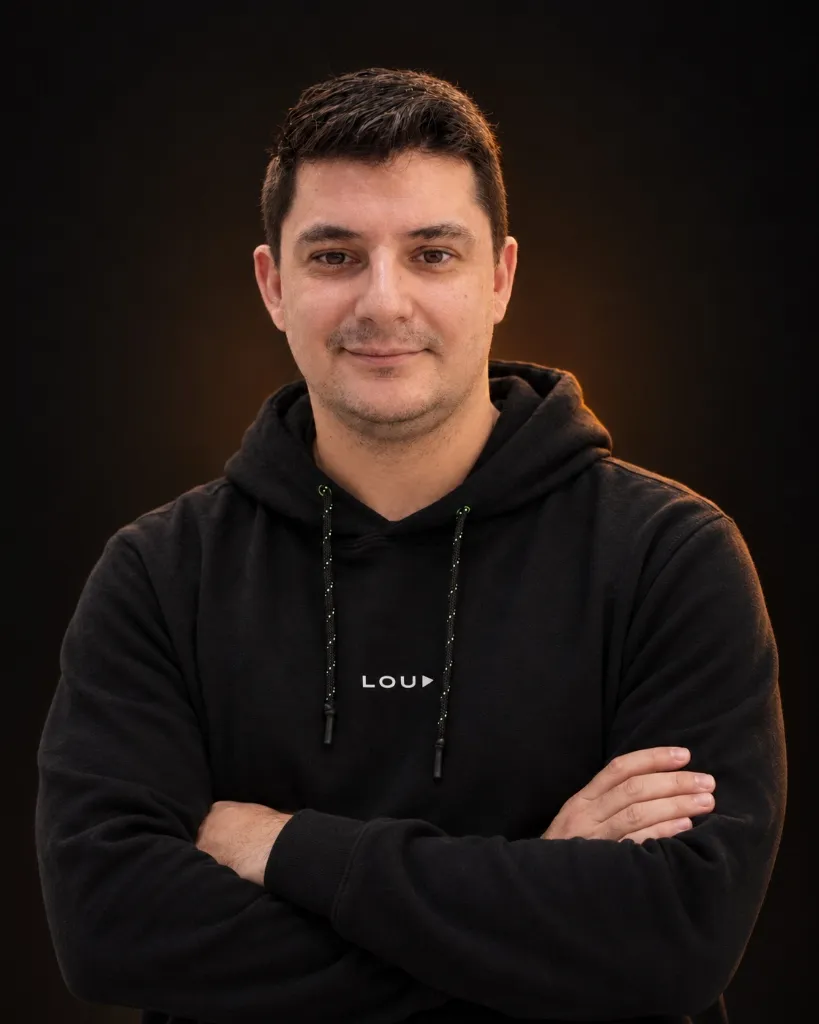 Junior Lima de braços cruzados